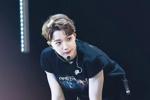 Bị 'dồn dập' hỏi về tình hình album solo, phản ứng 'gắt gỏng' của em út KuanLin (Wanna One) khiến fan không thể nhịn cười