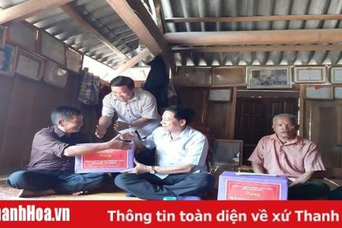 Đồng chí Phạm Bá Oai, Phó Chủ tịch HĐND tỉnh thăm, tặng quà các gia đình chính sách tại huyện Mường Lát