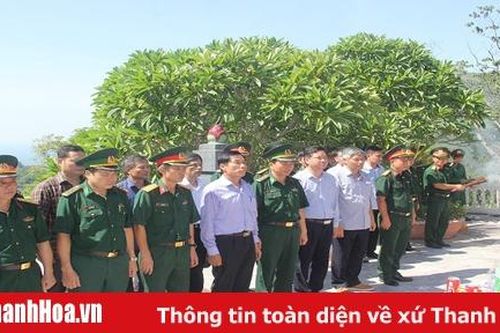 Phó Chủ tịch UBND tỉnh Phạm Đăng Quyền viếng Nghĩa trang liệt sĩ Đảo Mê và thăm, tặng quà gia đình chính sách tại huyện Tĩnh Gia
