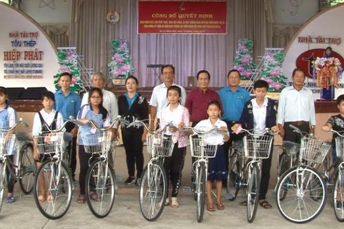 Gắn biển công trình thi đua và trao học bổng học sinh nghèo