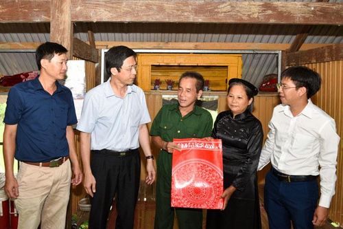 Các đồng chí lãnh đạo tỉnh thăm, tặng quà gia đình chính sách, người có công huyện Lâm Bình, Na Hang