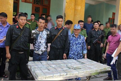 Hòa Bình: Bắt 4 đối tượng vận chuyển 100 bánh heroin bằng ô tô