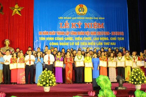 Phú Bình: Tôn vinh công chức, viên chức, lao động, chủ tịch công đoàn cơ sở tiêu biểu