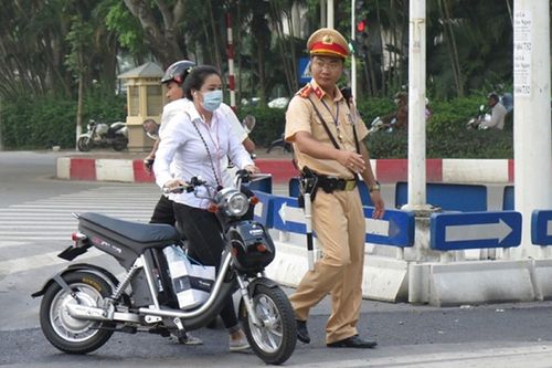 Tình huống vi phạm nào sẽ bị CSGT tạm giữ xe đạp máy?