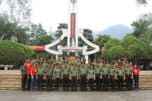 Dâng hương tưởng niệm các anh hùng, liệt sỹ tại Nghĩa trang liệt sĩ Vị Xuyên