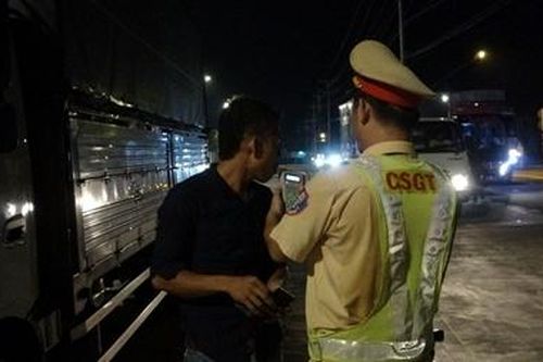 Kiểm tra hơn 220 ô tô, xe khách, phát hiện 1 tài xế 'dính' ma túy