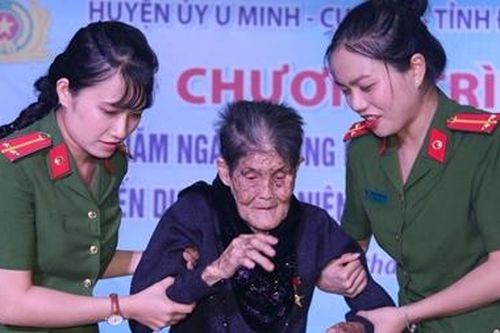 Tặng quà gia đình chính sách nhân kỷ niệm 72 năm Ngày Thương binh - Liệt sĩ