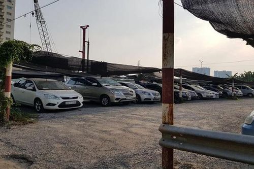 Sử dụng đất công làm bãi giữ xe trái phép, không ai dám động vào ở Hà Nội