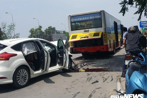Ô tô con nát bét sau cú tông vào đuôi xe buýt dừng trả khách trên đại lộ Thăng Long