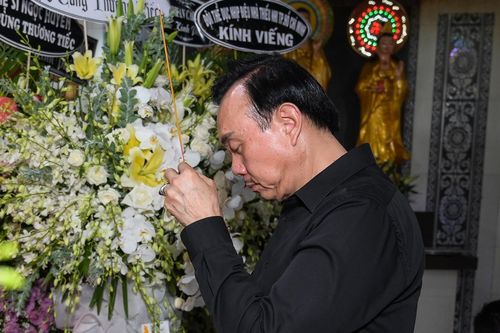 Chí Tài, Kiều Oanh và nhiều nghệ sĩ đến viếng biên đạo Hữu Trị