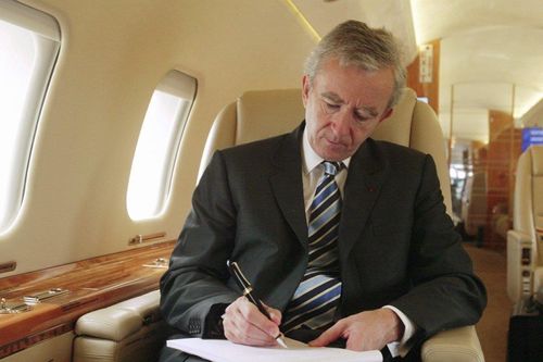 Giàu hơn Bill Gates, ông vua hàng xa xỉ sống và tiêu tiền như thế nào