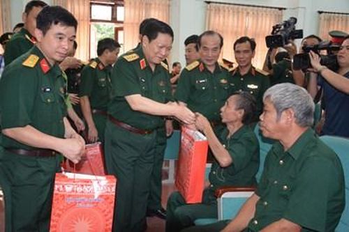 Bộ trưởng Bộ Quốc phòng Ngô Xuân Lịch thăm và làm việc tại tỉnh Bắc Giang