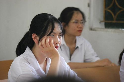 Điểm sàn ngành sư phạm cao nhất là 18, ngành sức khỏe cao nhất là 21