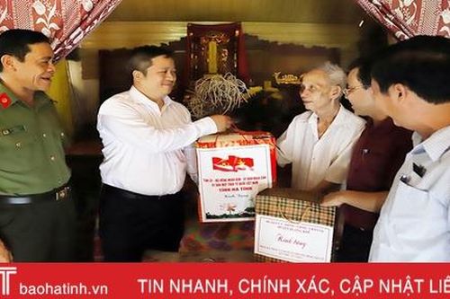 Chủ tịch UBND tỉnh Trần Tiến Hưng thăm hỏi gia đình chính sách tại Hương Khê