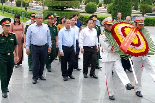 Đoàn đại biểu tỉnh Thái Bình và Vĩnh Phúc viếng nghĩa trang liệt sỹ tại Điện Biên