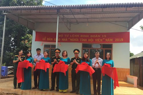 Công ty 74: Trao nhà, hỗ trợ lương thực cho bà con vùng biên giới