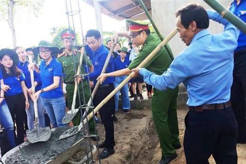 Khởi công nhà tình nghĩa và trao tặng 'Sân chơi trẻ em'