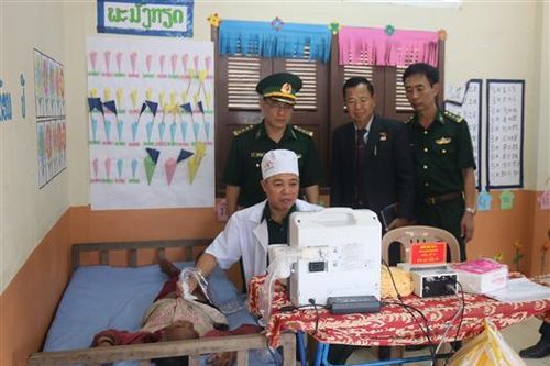 Khám, cấp thuốc miễn phí, tặng quà cho người dân nước bạn Lào