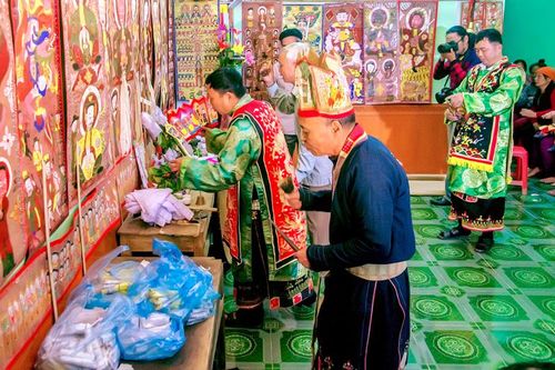 Trang phục thầy cúng người Dao: 'Cầu nối' tâm linh