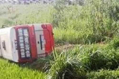 Nghệ An: Xe buýt lao xuống ruộng, 1 người tử vong