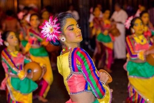 Hòa mình vào lễ rước răng Phật lớn nhất trên đường phố Sri Lanka
