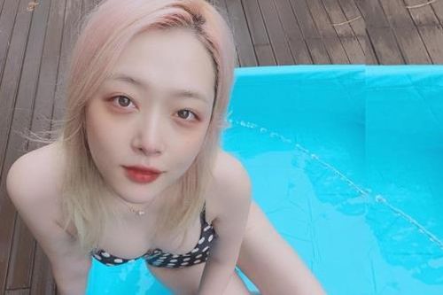 'Mỹ nữ thị phi' Sulli diện bikini, tạo dáng gây tranh cãi