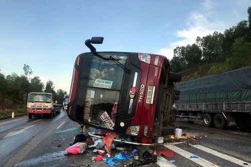 Xe khách lật trên Quốc lộ 1A, 4 người bị thương