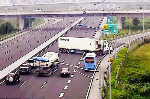 Xử lý nghiêm hành vi đi lùi xe trên đường cao tốc