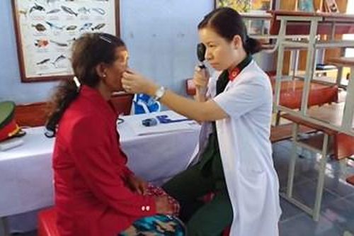Bệnh viện Quân y 175 khám bệnh, cấp thuốc cho đồng bào nghèo tỉnh Ninh Thuận