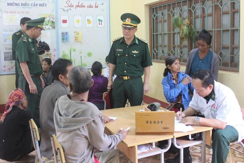 Khám bệnh và phát thuốc miễn phí cho nhân dân bản Ka Tăng
