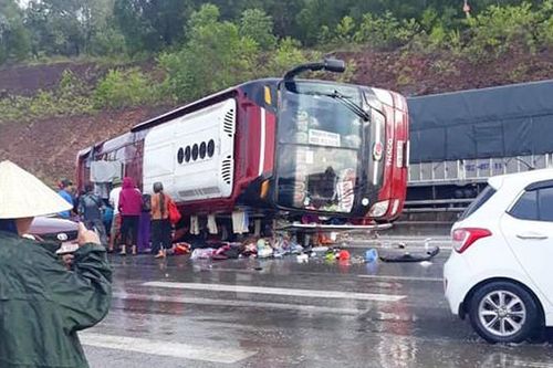 Lật 2 ô tô khách ở Nghệ An, 1 người chết, 7 người bị thương