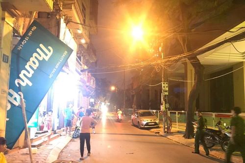 Thanh sắt dài 4m rơi từ công trình xây dựng xuống khiến nhiều người hoảng sợ