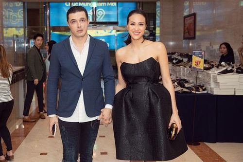 Ai sướng như Phương Mai, khóa váy bị hỏng được chồng Tây tự tay khâu giữa sự kiện