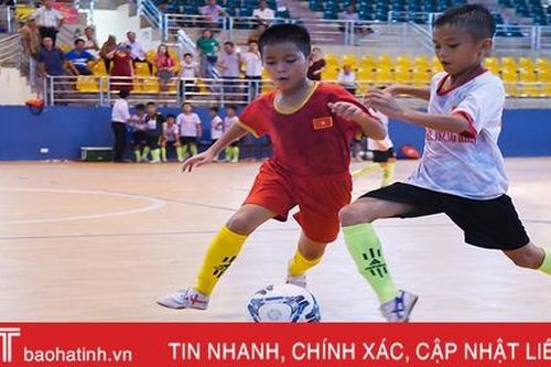 Niềm đam mê đá bóng của cặp song sinh nơi bãi bồi sông Lam Hà Tĩnh