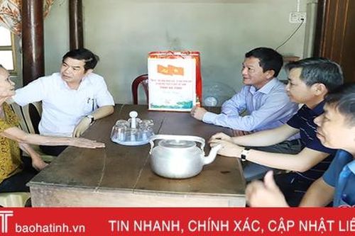 Phó Chủ tịch Thường trực UBND tỉnh tặng quà người có công, đối tượng chính sách