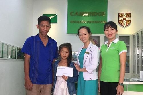 Trao 5 triệu đồng cho gia đình khó khăn