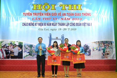 CĐ viên chức tỉnh giành giải nhất Hội thi Tuyên truyền viên giỏi về ATGT