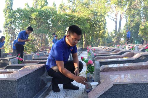 Gần 500 đoàn viên, thanh niên dâng hương tại Nghĩa trang liệt sĩ Hòn Dung