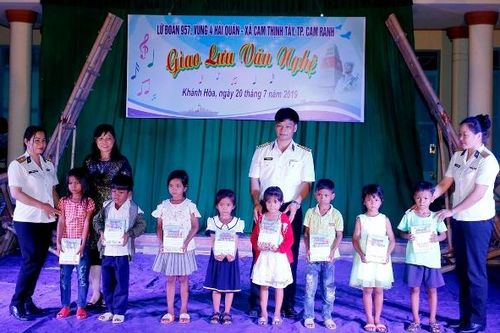 Lữ đoàn 957 giao lưu và tặng quà cho gia đình nghèo xã Cam Thịnh Tây