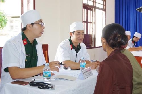 Bệnh viện Quân y 87 khám bệnh, cấp thuốc miễn phí tại xã Ba Cụm Nam