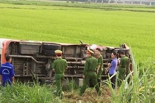 Lật xe bus ở Nghệ An khiến 1 người chết, 3 người bị thương.