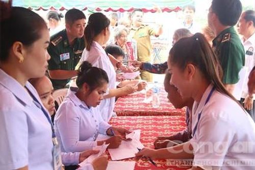 Khám chữa bệnh, trao quà người nghèo vùng biên giới