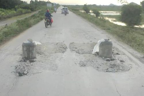 Sở xây trụ bê tông 'bẫy' người đi đường, dân Ninh Bình bức xúc đập bỏ