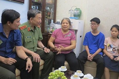 Đại tướng Tô Lâm thăm hỏi, tặng quà 2 thân nhân Liệt sỹ CAND trên địa bàn Hà Nội