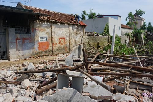 Giông lốc phá hủy nhiều ngôi nhà