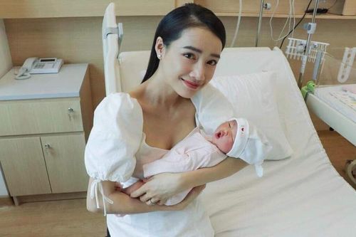 Nhã Phương liên tục lộ ảnh gầy gò, dáng khẳng khiu