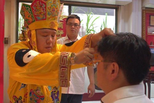 Nghề trừ tà kiếm bộn tiền ở Singapore