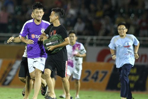 CĐV leo rào vào sân để chụp ảnh selfie cùng Quang Hải