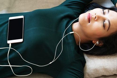 Giới trẻ Singapore lo 'điếc trước tuổi 40' vì vật dụng quen thuộc này