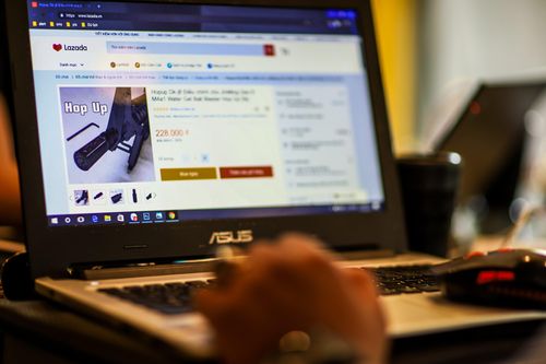 Thương nhân Trung Quốc bán thiết bị lắp ráp súng trên Lazada